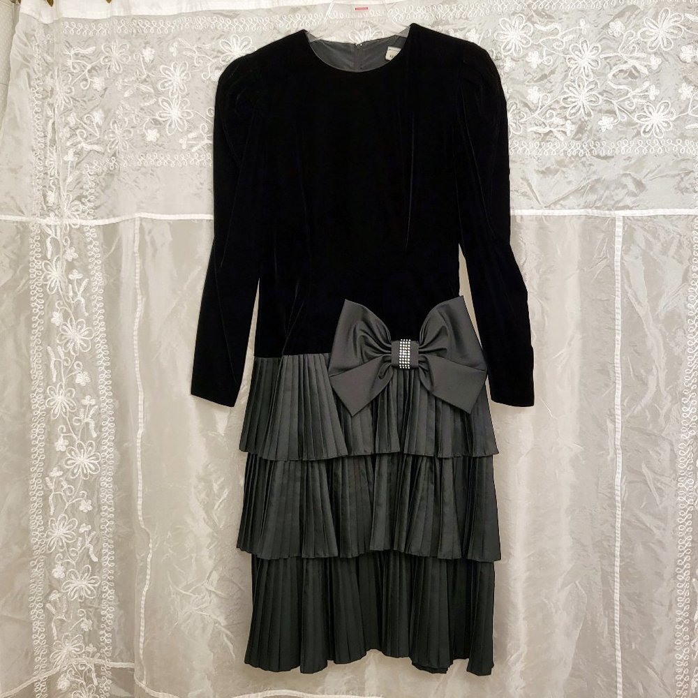 RARE Vintage Black Velvet Cocktail Dress! Pleated Taffeta Skirt, 11